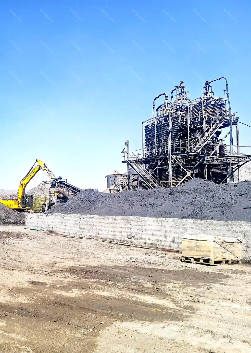 Línea de trituración y cribado de mineral de oro en funcionamiento en un sitio minero africano