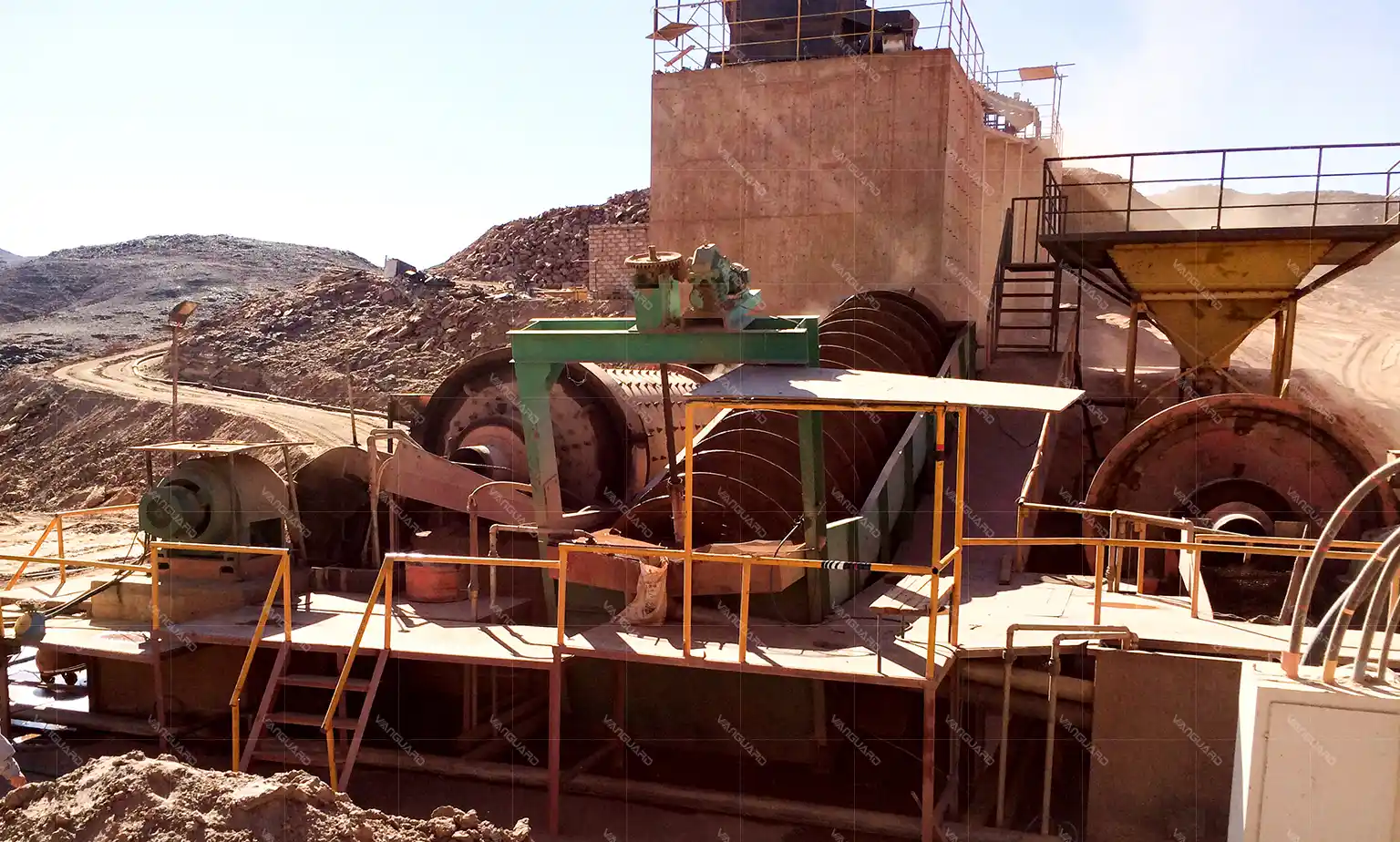 Línea de trituración de mineral de oro de 60 T/H en Zimbabue con trituradoras de mandíbula y cono