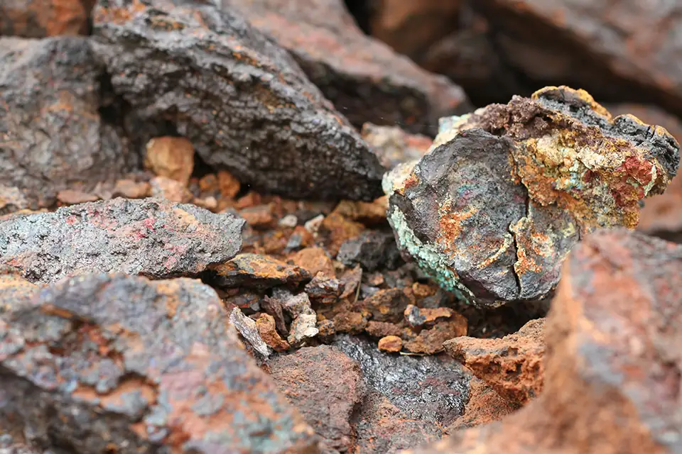 Como Funciona una Trituradora de Mineral de Cobre? Principios de Trituracion Laminar, Camara y Componentes Clave