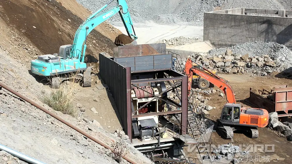 Roca sobredimensionada entrando a la boca de la trituradora primaria